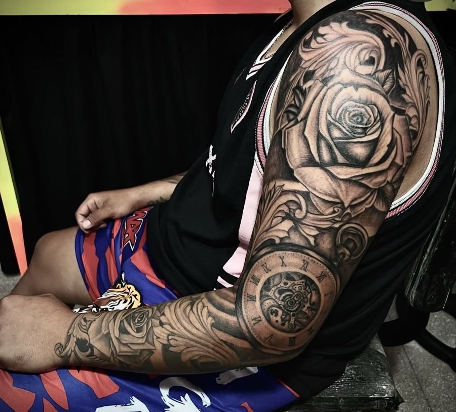 Manga con rosa y reloj de bolsillo