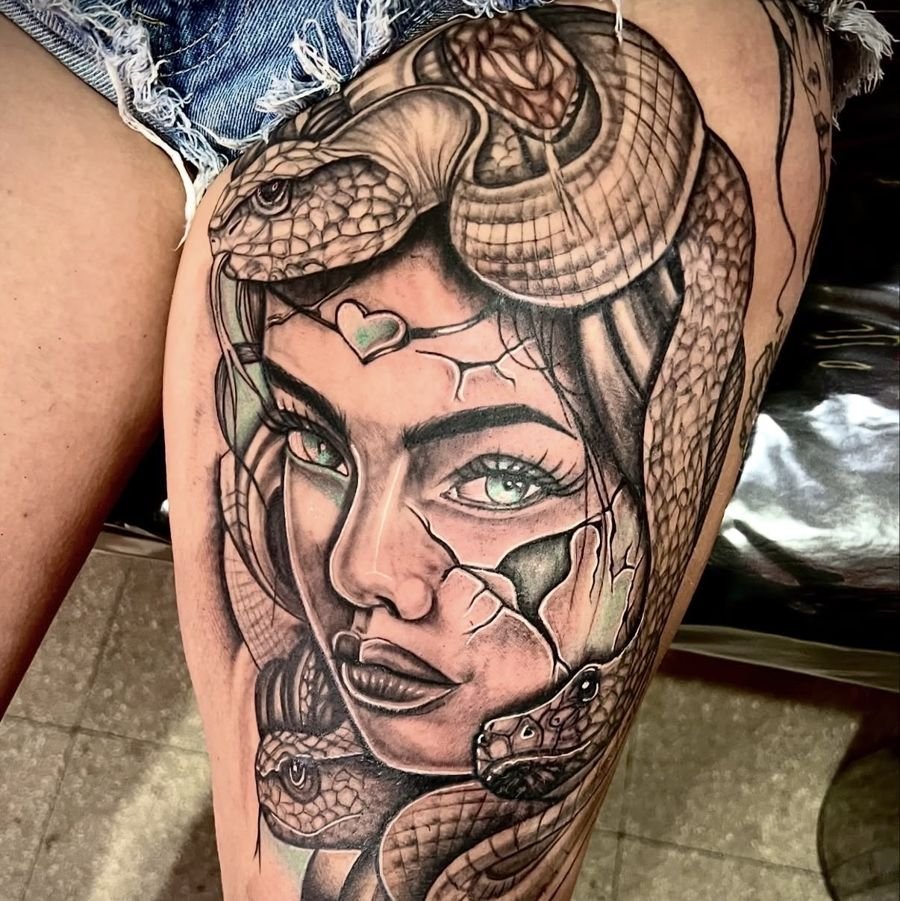 Medusa con detalles en verde
